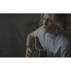 Manel Navarro, en un momento del videoclip de Keep on falling.