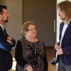 Tudanca y Fernández conversan con la hija de un fusilado.