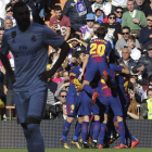 Los jugadores del Barcelona celebran el gol de Luis Suárez que abría la goleaba de los blaugrana en el Bernaéu. KIKO HUESCA