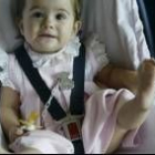 Una niña leonesa en su silla de seguridad, adaptada para garantizar su seguridad con comodidad