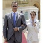 Felipe VI y Letizia, a su llegada al Mausoleo de Mohamed VI en Rabat, este martes.