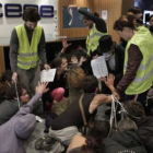 -˜Indignados-™ entraron en la sede de la Ceoe gritando «manos arriba, esto es un contrato&raqu