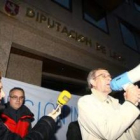 Carballo hablando delante de la Diputación.