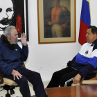 Fidel conversa con Chávez a quien visitó en La Habana.