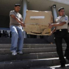Miembros de la policía ecuatoriana se retiran con sus dotaciones de la asamblea nacional.