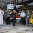 Entrega del santo por los residentes para procesionarle. CAMPOS