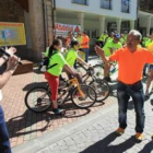El alcalde de Bembibre, Jesús Esteban, da la salida a Basurco, al lado de Prada a Tope, en una de la