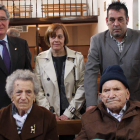 Benjamín Blanco posa con el alcalde y el pedáneo.