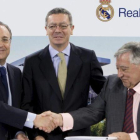 El presidente del Real Madrid, Florentino Pérez, junto al entonces alcalde de Madrid, Alberto Ruiz-Gallardón, en un acto del 2010.