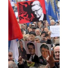 Carteles de una manifestación con Ahtisaari al fondo con gorro albanés