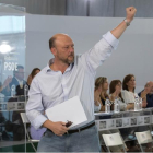 El diputado socialista Antonio Pradas levanta el puño ayer, tras ser nombrado presidente de la mesa del comité en la reunión del comité director de su partido en Sevilla.