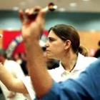 Dos jugadores compiten en el Open de dardos electrónicos disputado en Ciudad Real