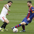 Messi, autor del segundo gol, trata de superar a un rival. VIDAL