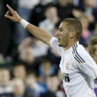 Benzema celebra el gol que dio el triunfio al Madrid en el primer partido de ensayo.