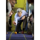 Kerry juega a los bolos con una naranja en el pasillo del avión que le conduce a Orlando