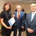 Yolanda García, con los homenajeados, De la Mata y San Juan, en el Colegio de Abogados.