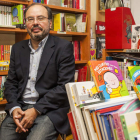 El fiscal jefe de menores, Avelino Fierro, en la sección de literatura infantil de la librería Alejandría