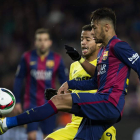 El delantero brasileño del Barcelona, Neymar, lucha el balón con el mexicano Giovani Dos Santos