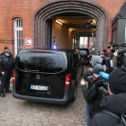 Una furgoneta sin identificar llega a la cárcel de Neumünster, donde fue trasladado el expresidente catalán