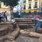 El alcalde visitando los restos arqueológicos aparecidos en San Pelayo
