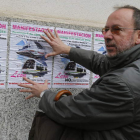 Ignacio Fernández ayer en la pegada de carteles para convocar la manifestación