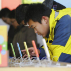 Trabajadores inspeccionan el iPhone 5C en Beijing.