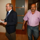 Francisco Liñares, de la Confederación, el martes junto al portavoz vecinal de La Estación.
