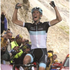 Andy Schleck del equipo Leopard celebra una victoria en la decimoctava etapa que le puede dar el Tou