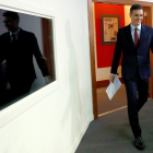 Pedro Sánchez se dirige a la sala de prensa en el Palacio de la Moncloa para anunciar el acuerdo sobre Gibraltar. SERGIO BARRENECHEA