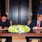 Kim Jong-un y Donald J. Trump firman un documento en la cumbre que celebraron en Singapur. EFE