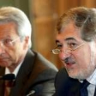 Cándido Conde Pumpido, acompañado del director de Caixanova Julio Fernandez Gayoso, ayer, en Vigo