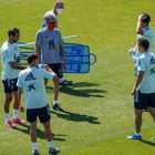 Parte de los ‘jugadores burbuja’ de la selección española, durante el entrenamiento de ayer en Las Rozas a las órdenes de Luis Enrique. PABLO GARCÍA