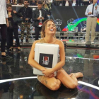 La estadounidense Alyson Eckmann, tras recibir el maletín con los 100.000 euros de premio por haber ganado la quinta edición de 'Gran hermano VIP'.