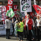 Un momento de la concentración de los funcionarios ante la Subdelegación, antes de iniciar la marcha