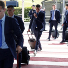 Antoine Griezmann y otros jugadores del Atlético se disponen a embarcar rumbo a Milán, este jueves.