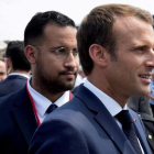 El presidente francés Emmanuel Macron y el ex jefe de la seguridad, Alexandre Benalla en una manifestación el día nacional de Francia.