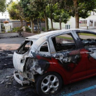 Coche quemados después de la segunda noche de altercados por la muerte de un joven en Val d'Oise, suburbio en el norte de París.