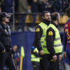 Piqué se dirige enfadado al palco del Estadio de la Cerámica tras el empate entre Villarreal y Barça.