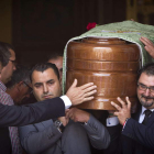 Comienzan los funerales de algunas de los fallecidos en la catástrofe.