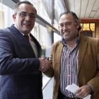 El director deportivo del Unión Viera, Miguel Ángel Labrador, estrecha la mano de Felipe Llamazares tras el sorteo.