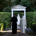 Benedicto XVI pasea con su secretario por los jardines de Castel Gandolfo, en el 2010.