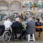 Una familia deposita flores en un cementerio de Barcelona el 1 de noviembre. MARTA PÉREZ