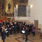 Actuación del coro asturiano durante la ceremonia religiosa.
