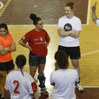 El técnico del Cleba, Kiko Álvarez, se dirige a sus jugadoras en un entrenamiento.