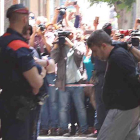 Decenas de vecinos no han podido contener su rabia y le han recibido al grito de ¡asesino!