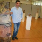 Antonio Oviedo posa ante una de sus obras de gran tamaño