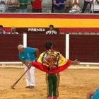 El torero Juan José Padilla paseando una bandera franquista en la plaza de Villacarrillo (Jaén).