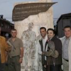 David Fernández (derecha), Antonio Juárez y tres cetreros locales, junto al nuevo monumento