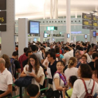 Colas para pasar el control de seguridad de la T-1, en el aeropuerto de El Prat.