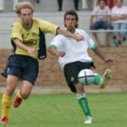 El jugador racinguista realiza un pase con la zurda durante un partido del filial contra el Alcorcón